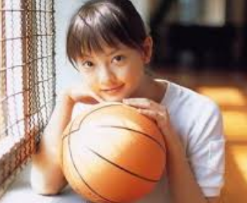 岡本 奈月　バスケットボール持ってかわいい