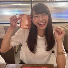 小室瑛莉子アナ かわいい　グラスを持っている